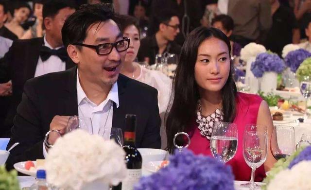 她21岁靠一脱成名26岁认爱陈冠希放弃华谊老板娘身份