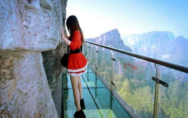 玻璃桥成"偷窥桥"?穿短裙的女孩"无所遁形",保安:别穿裙子