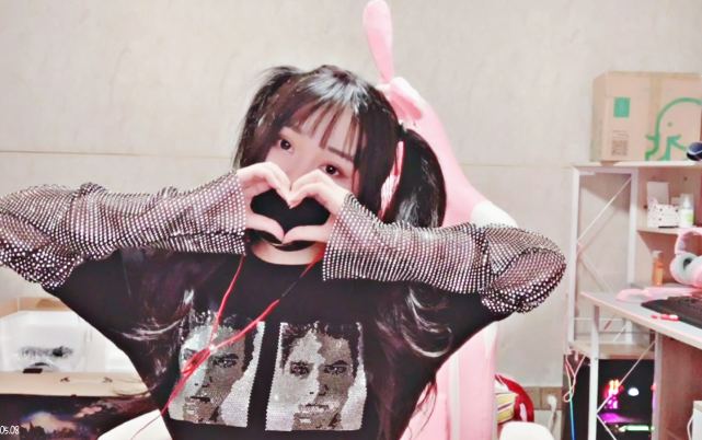 小团团再次露脸直播间当众扮孕妇双马尾的她神似精神小妹