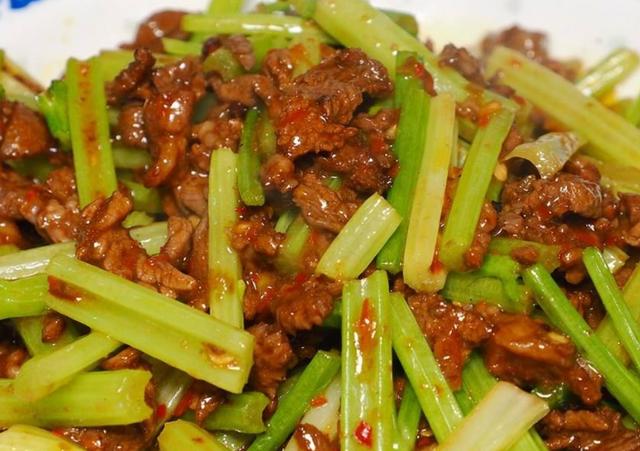 芹菜清香脆爽,牛肉鲜嫩美味,芹菜牛肉丝,家常下饭美味