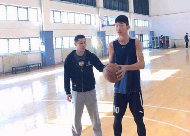 确认！216cm天才中锋加盟青岛男篮，目标22岁打CBA成为易建联