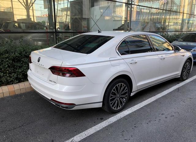 322万元买到最低配大众辉昂定制白色漆却经常被人当成迈腾