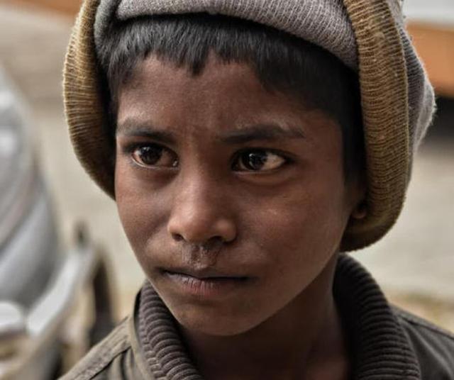 尼泊尔的流浪儿童,饿了就吸食"强力胶",抱着树干不撒手