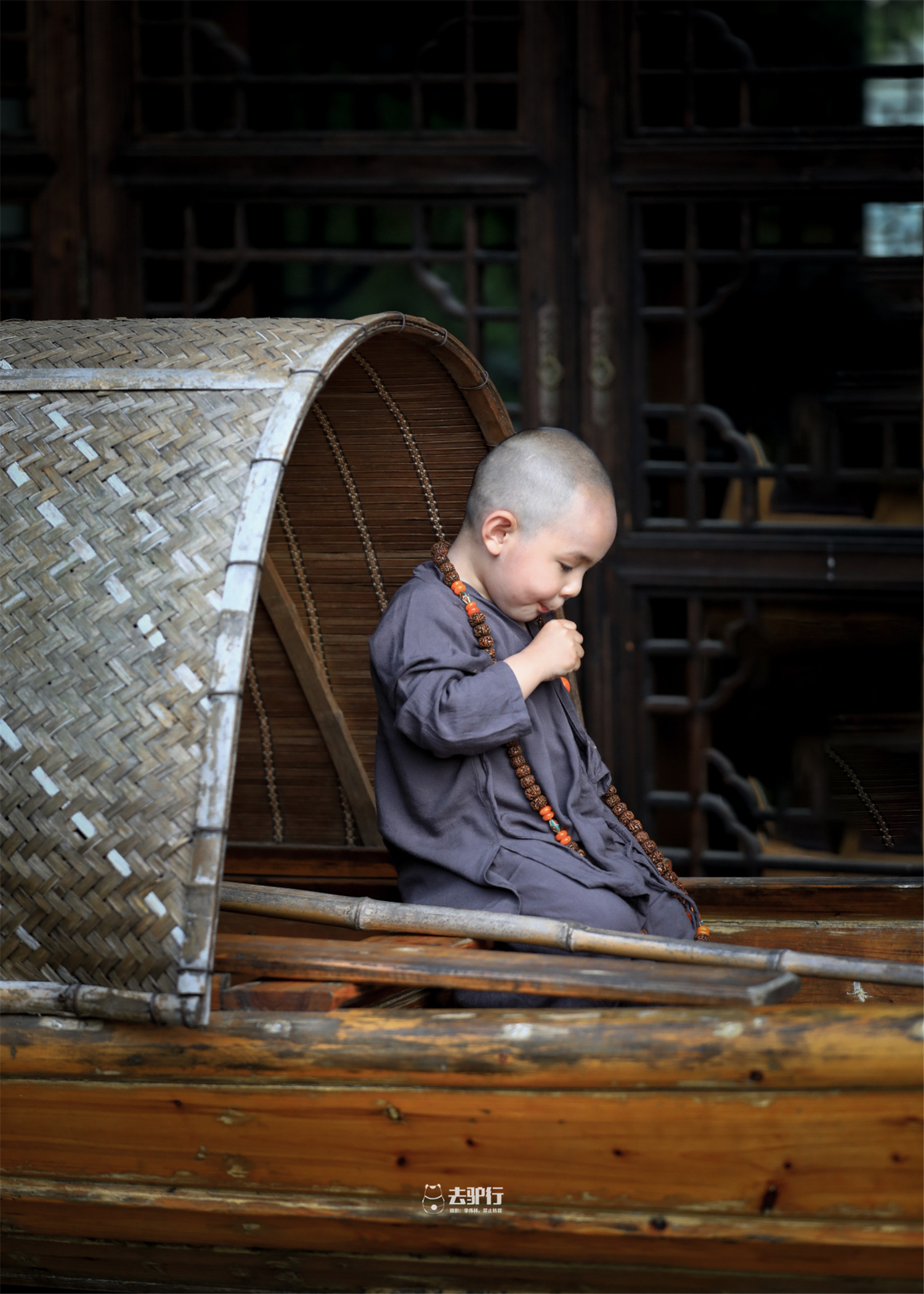 苏州这个小和尚在姑苏北寺塔下萌翻了路人游客