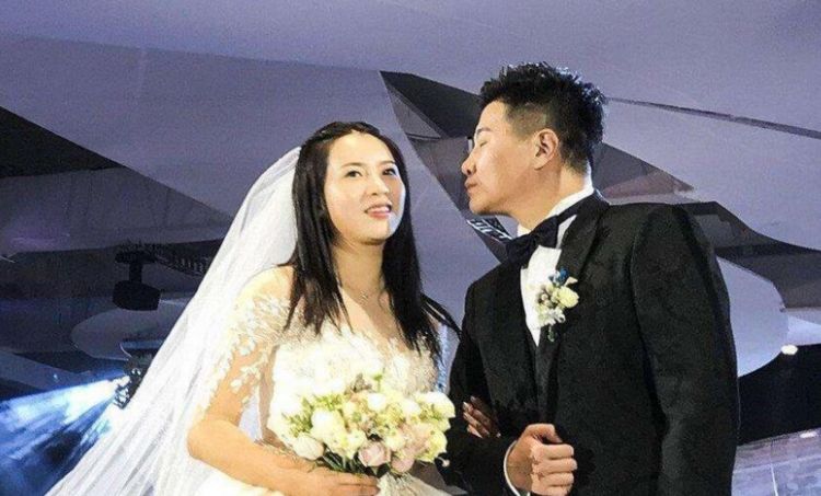 曾是顶级联赛第一射手,43岁李金羽娶漂亮妻子,婚后生活很恩爱