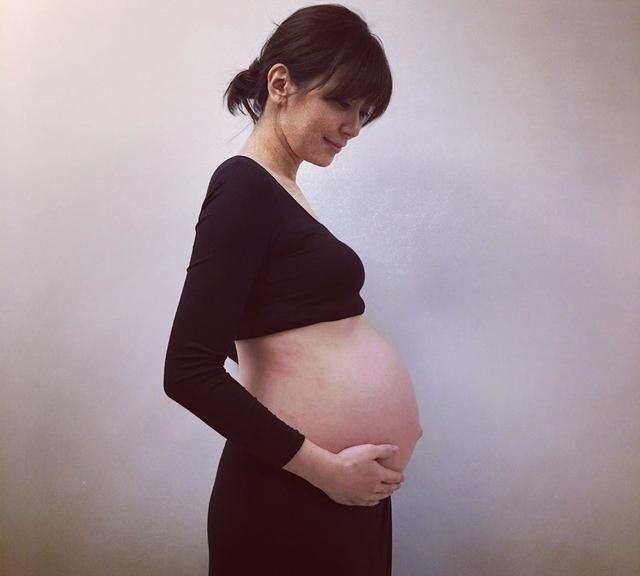 贾静雯母亲节罕见晒孕肚照,并分享童年时的自己,与咘咘神相似