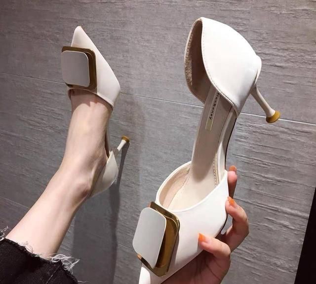 尖头高跟鞋露出迷人脚背,穿着清凉不沉闷,还很显气质!