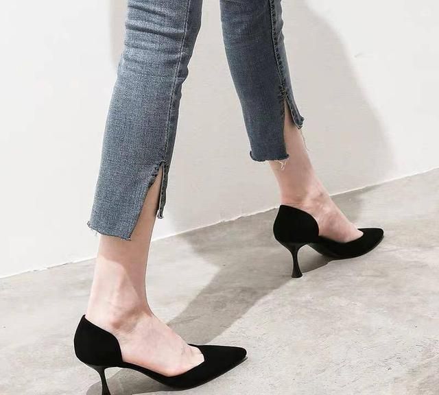 尖头高跟鞋露出迷人脚背,穿着清凉不沉闷,还很显气质!