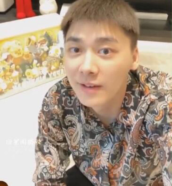 李易峰直播被吐槽胖出双下巴 嘴上否认手却默默扬起手机45度角