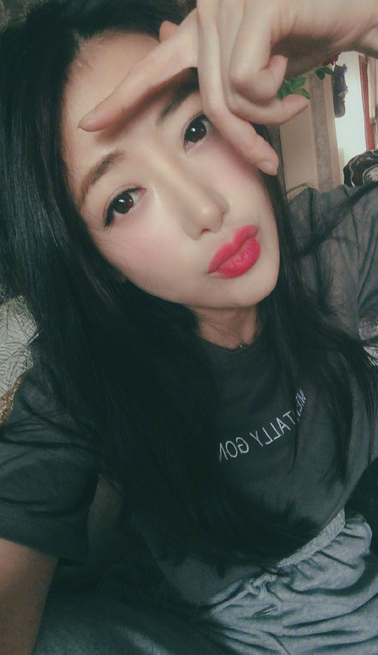 紫衫龙王陈紫函晒美照穿休闲装涂红唇性感撩人颇有异域美