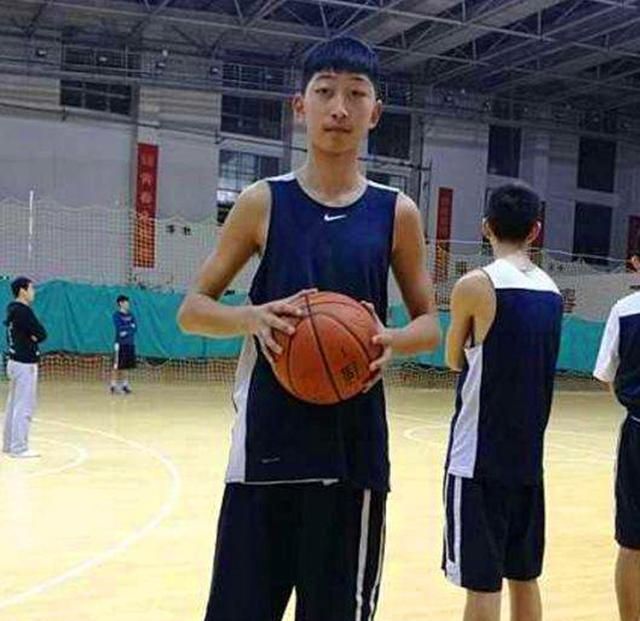 确认！216cm天才中锋加盟青岛男篮，目标22岁打CBA成为易建联
