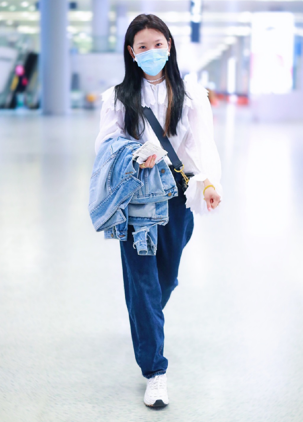 章若楠带黄玫瑰出镜穿针织衫背带裤被怒赞真是氧气少女