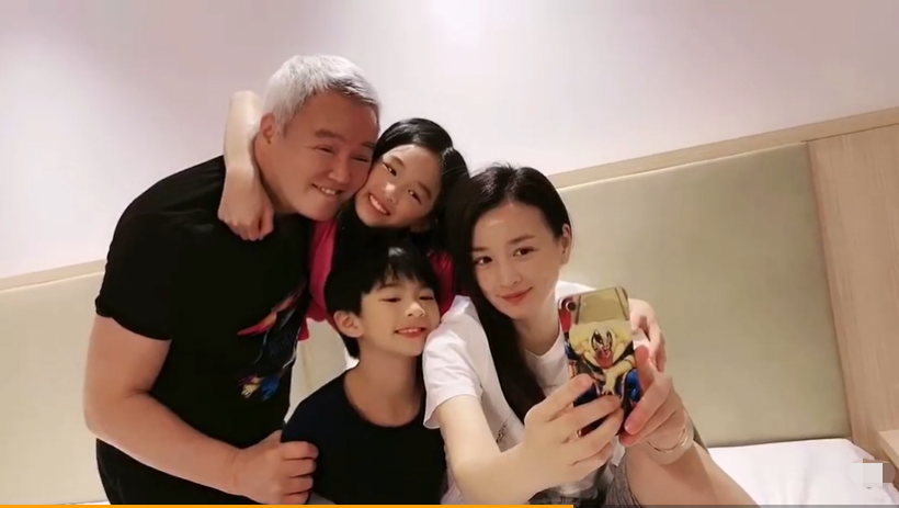 懒理曾哲贞第三者指责,张庭晒一家四口温馨日常,感叹:为母则刚