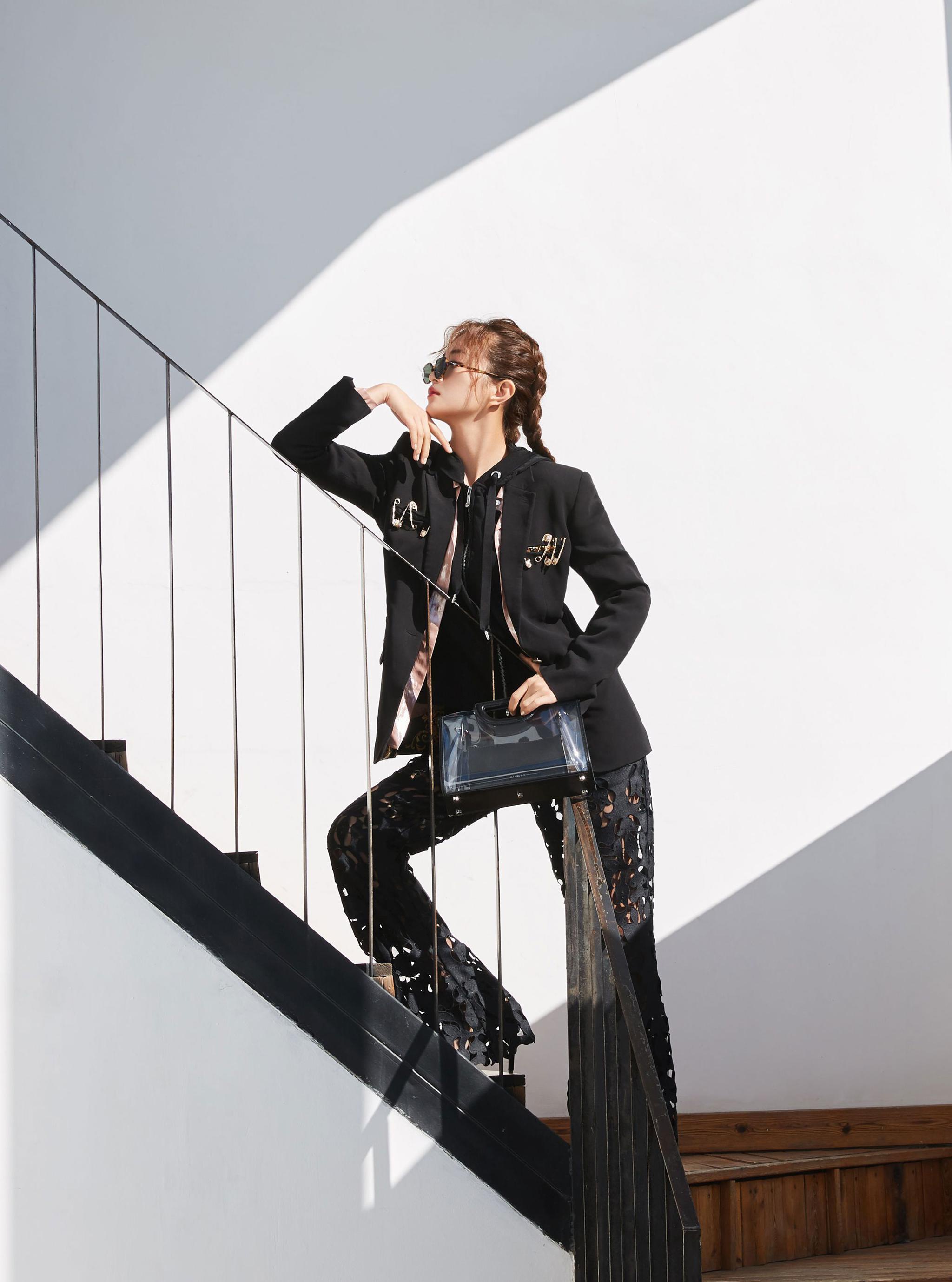 被包贝尔老婆惊艳了,穿v领衫配蓝色拼接西装,这气场一点不弱