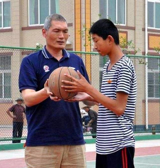 确认！216cm天才中锋加盟青岛男篮，目标22岁打CBA成为易建联