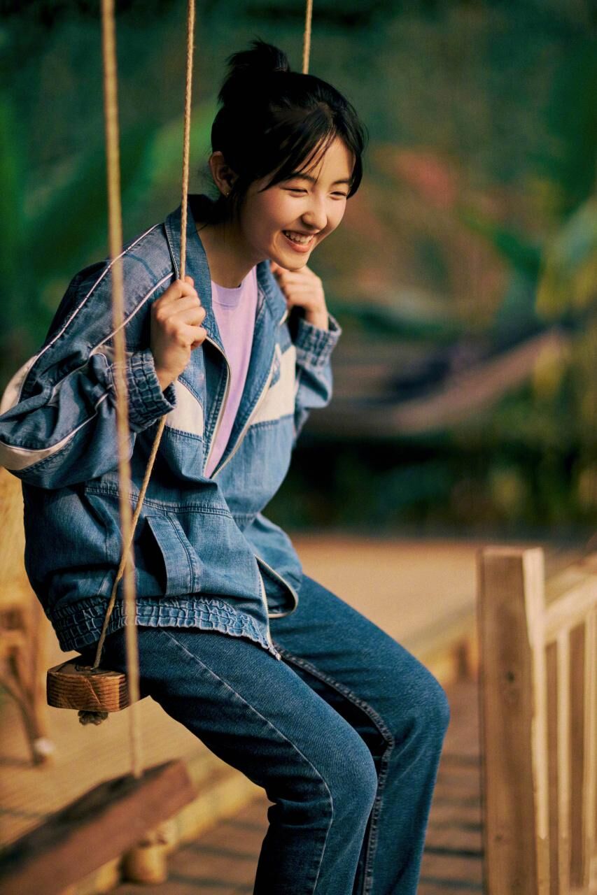 张子枫晒《向往的生活》剧照,坐在秋千上拍照,被指酷似王丽坤