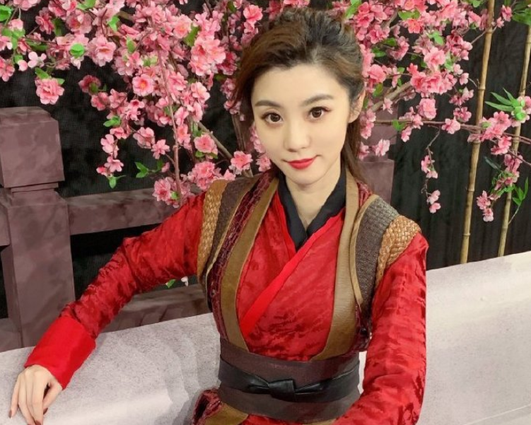 都以为王牌女郎费费只是主持实际上还有另一身份转粉了