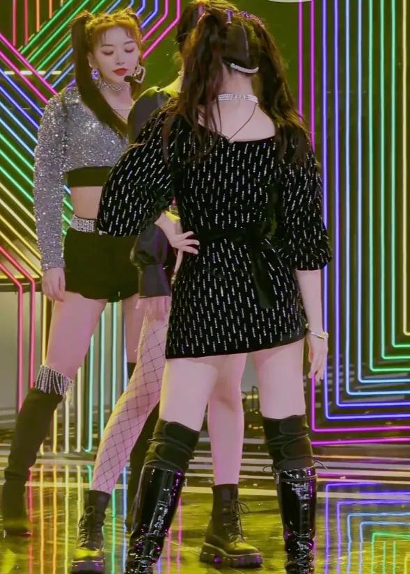 虞书欣舞台公演却全程戴着护膝得知背后原因粉丝激动的要哭了