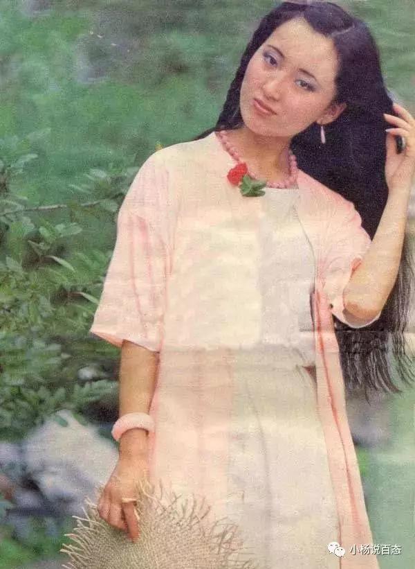 陈晓旭中年发福,脸庞圆润,烫了爆炸头,看起来更有野性美