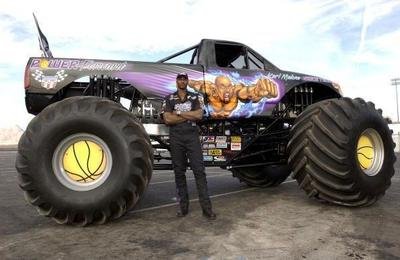 nba巨人开车的烦恼300斤奥尼尔塞进迷你车这车门还能关上吗