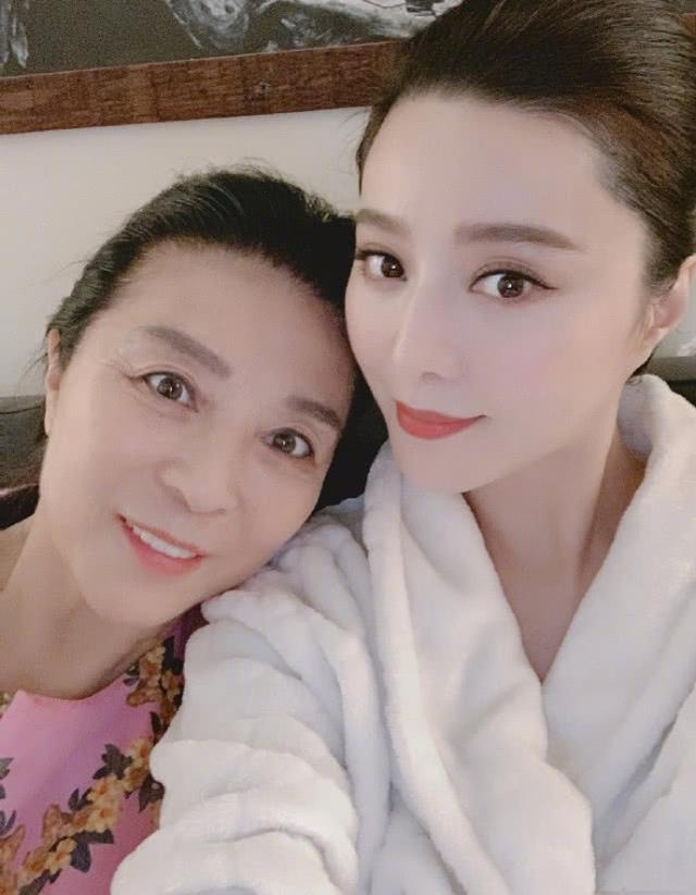 范冰冰母亲节罕见晒与妈妈合照范妈妈年轻有气质母女俩长超像