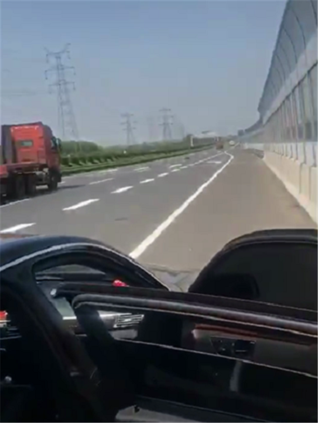 52万奔驰e级高速抛锚右后轮轮胎消失了可见其防爆胎质量