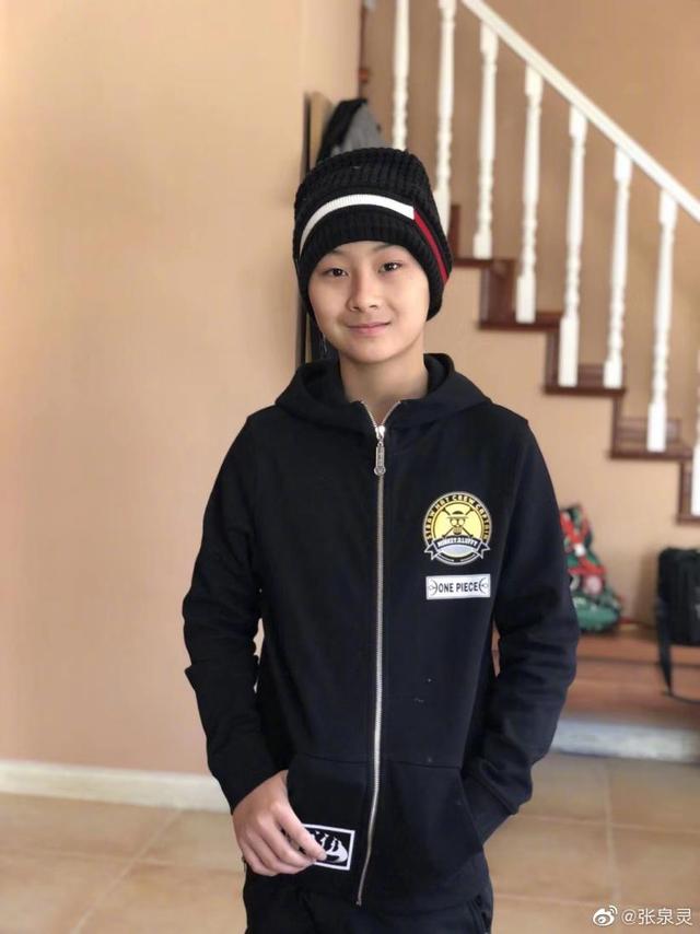 张泉灵晒14岁儿子近照与自己同款笑容感慨娃变得比手机还快