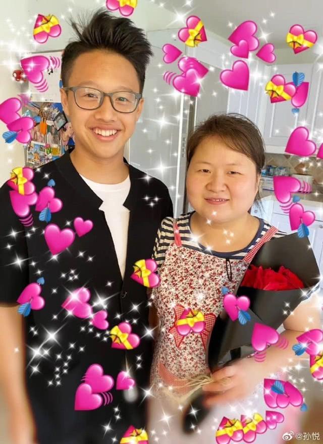 歌手孙悦晒儿子近照庆母亲节13岁儿子长成少年雷人发型超抢镜