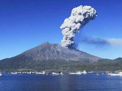 日本樱岛火山又喷发百年前的喷发曾将岛民埋葬海湾被喷成陆地