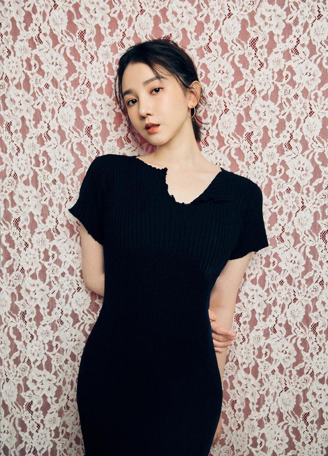 她27岁就演中学生后妈,今穿粉色开叉裙,配短发美成一幅油画