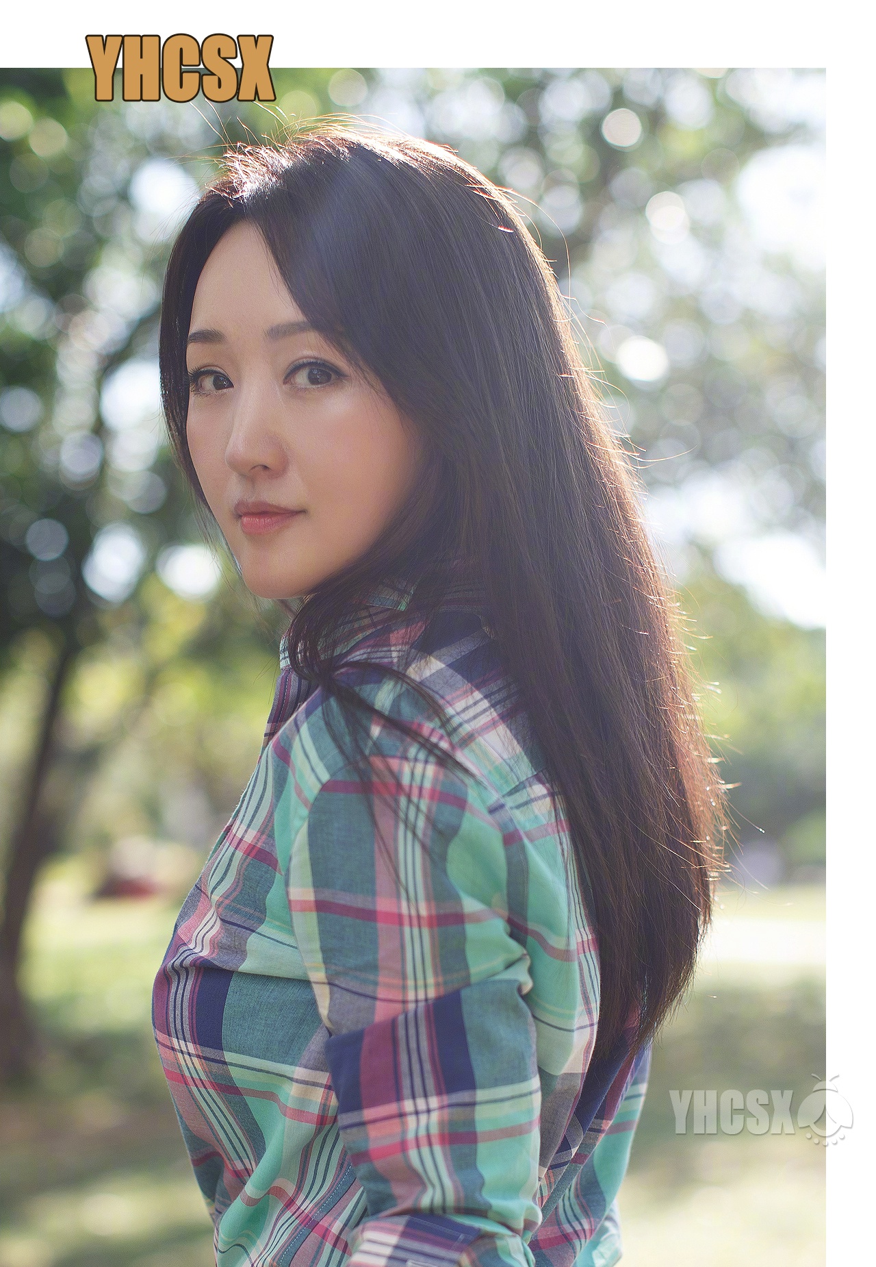 杨钰莹母亲节生日连着过,文艺范打扮逛公园,晒照再续冻龄神话