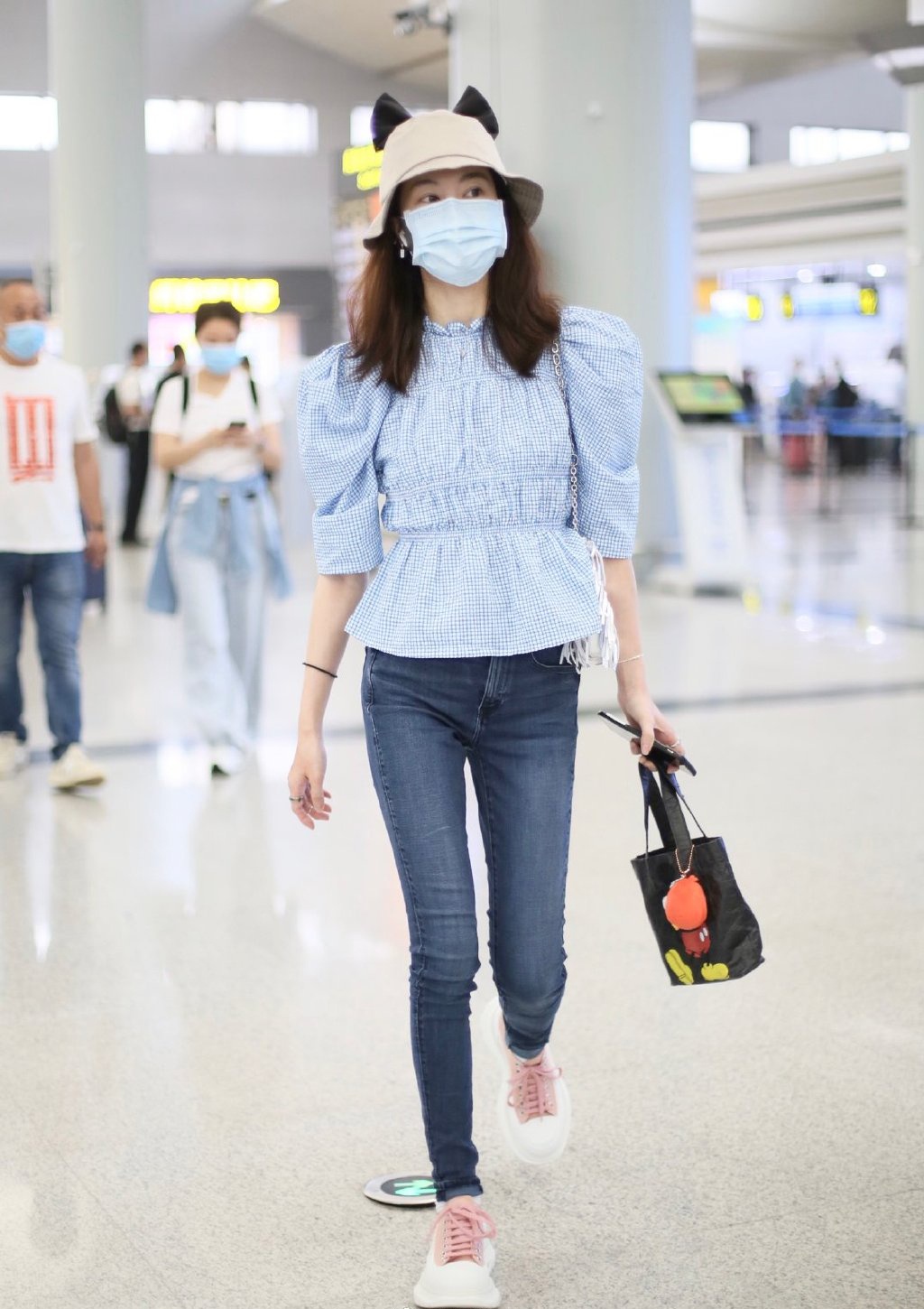 她选秀第4名,现比冠军还要红,穿复古上衣配牛仔裤,美腿太抢镜