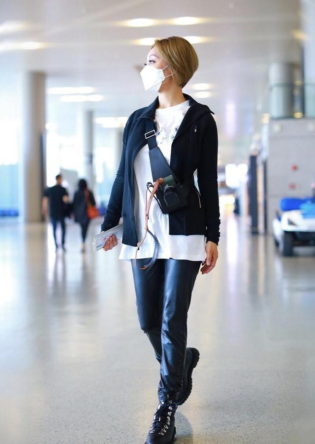 宁静不愧天生丽质,白t恤配黑色皮裤走机场减龄时髦,一点不显老