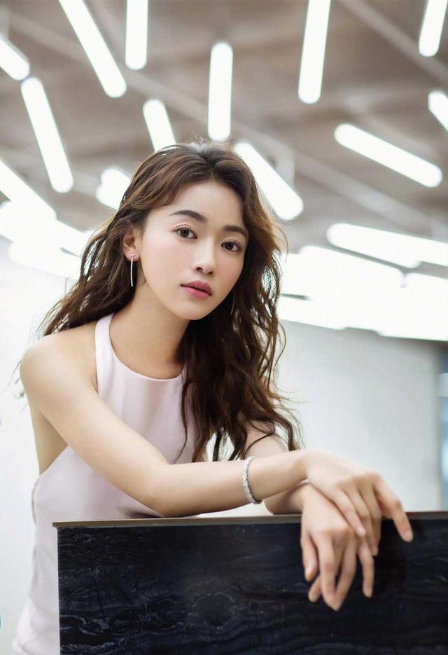吴谨言穿衣越来越胆大一件挂脖连衣裙秀身材高挑精致迷人