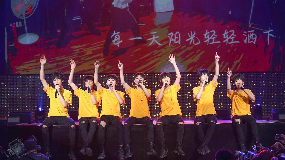 接连登上《快乐大本营》,芒果台跨年晚会,后来甚至还登上了央视春晚的
