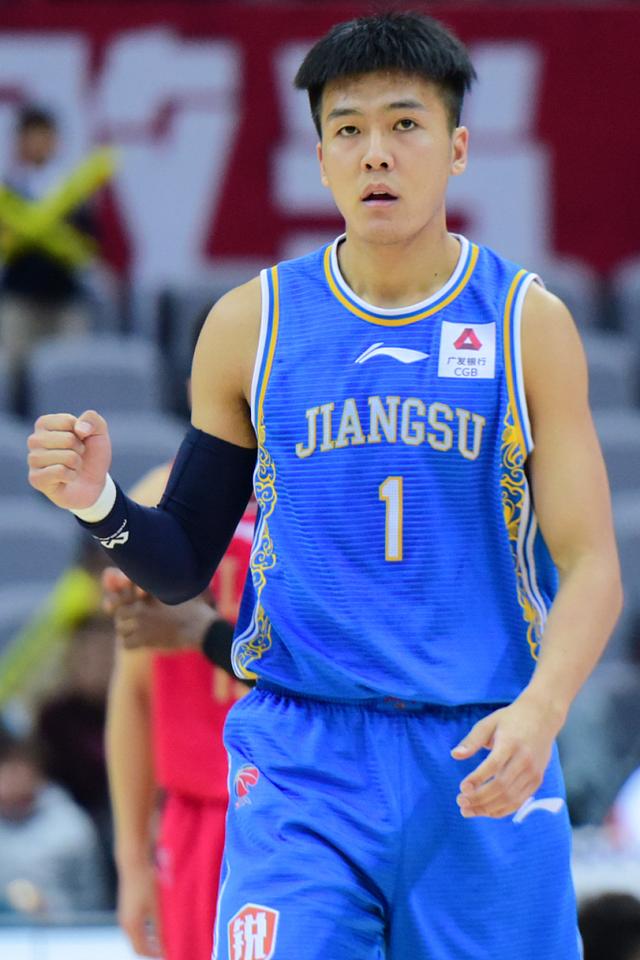 曾入选国青男篮,辗转两队,黄荣奇会成为江苏男篮后卫线的答案吗