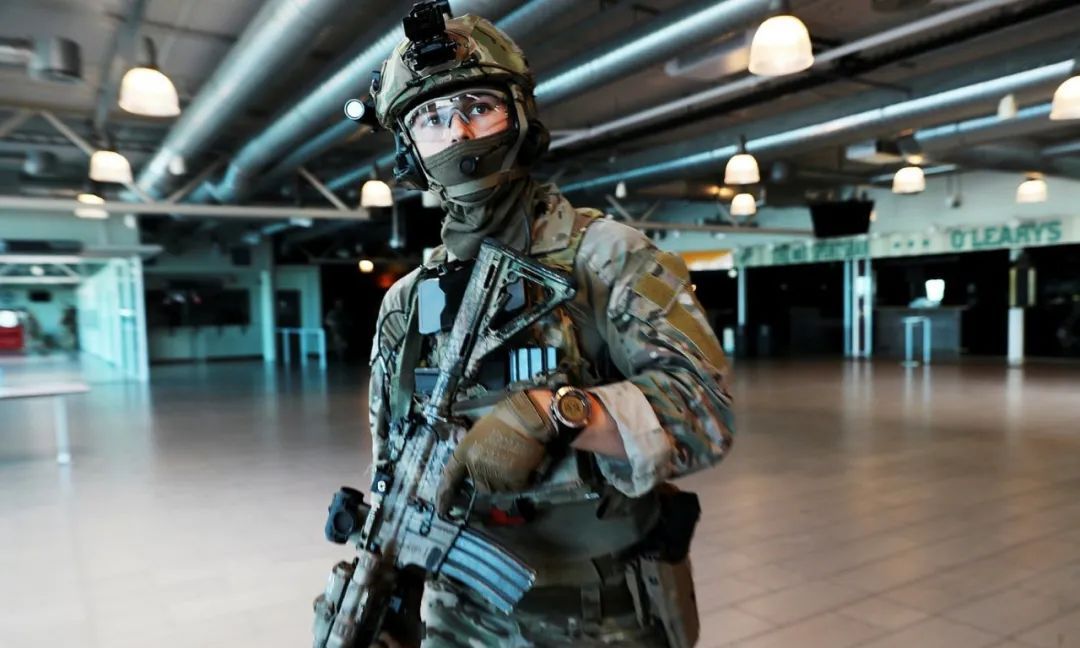 挪威大兵钟情colt步枪,全副武装机场反恐战术演习