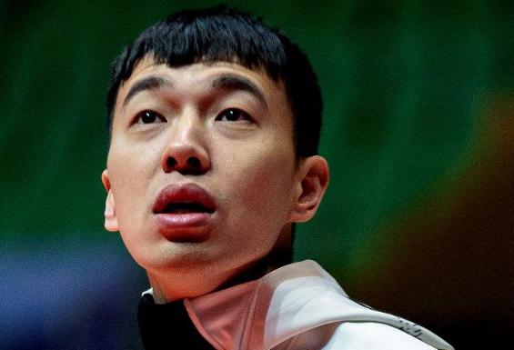 生球员谈起,聊着聊着就话锋一转,问曾令旭,大学生球员可不少,像刘子秋