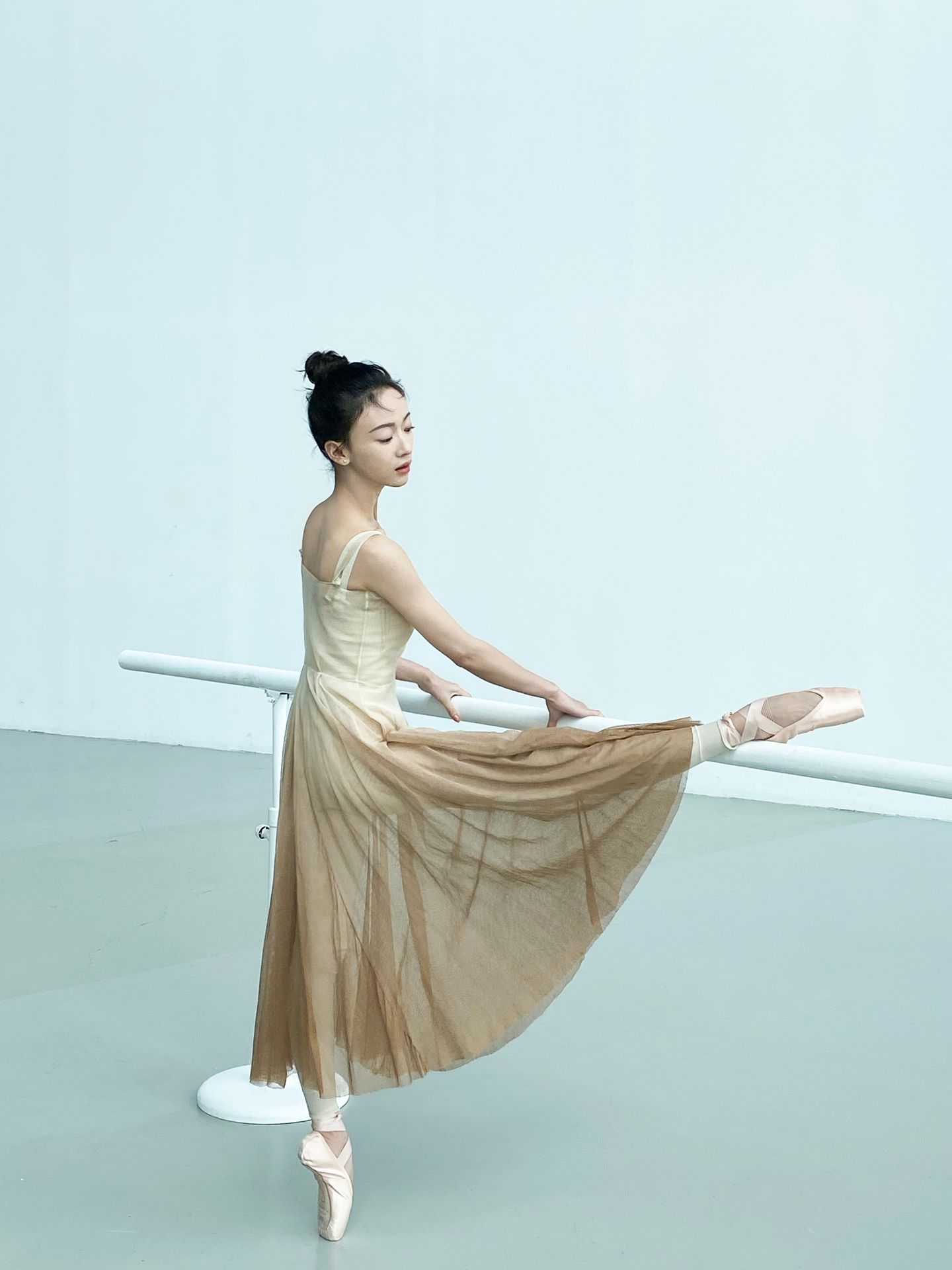 练舞蹈的女孩就是有气质吴谨言举手投足间散发出舞者魅力