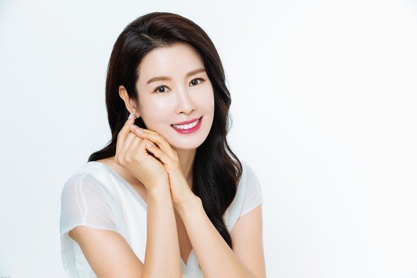 李泰兰同床异梦曝闪婚内幕 想40岁前嫁人 富豪老公将其宠成小女人