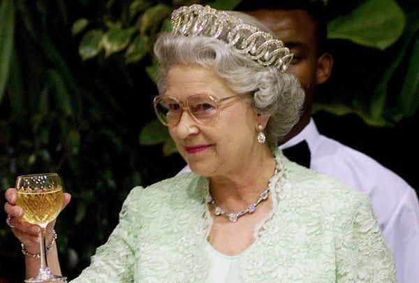 94岁英国女王无期限隔离!头戴钻石王冠超高贵