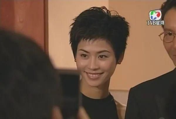 1998年,《天地豪情》中宣萱头发更加短,和长发的她气质完全不同,气质