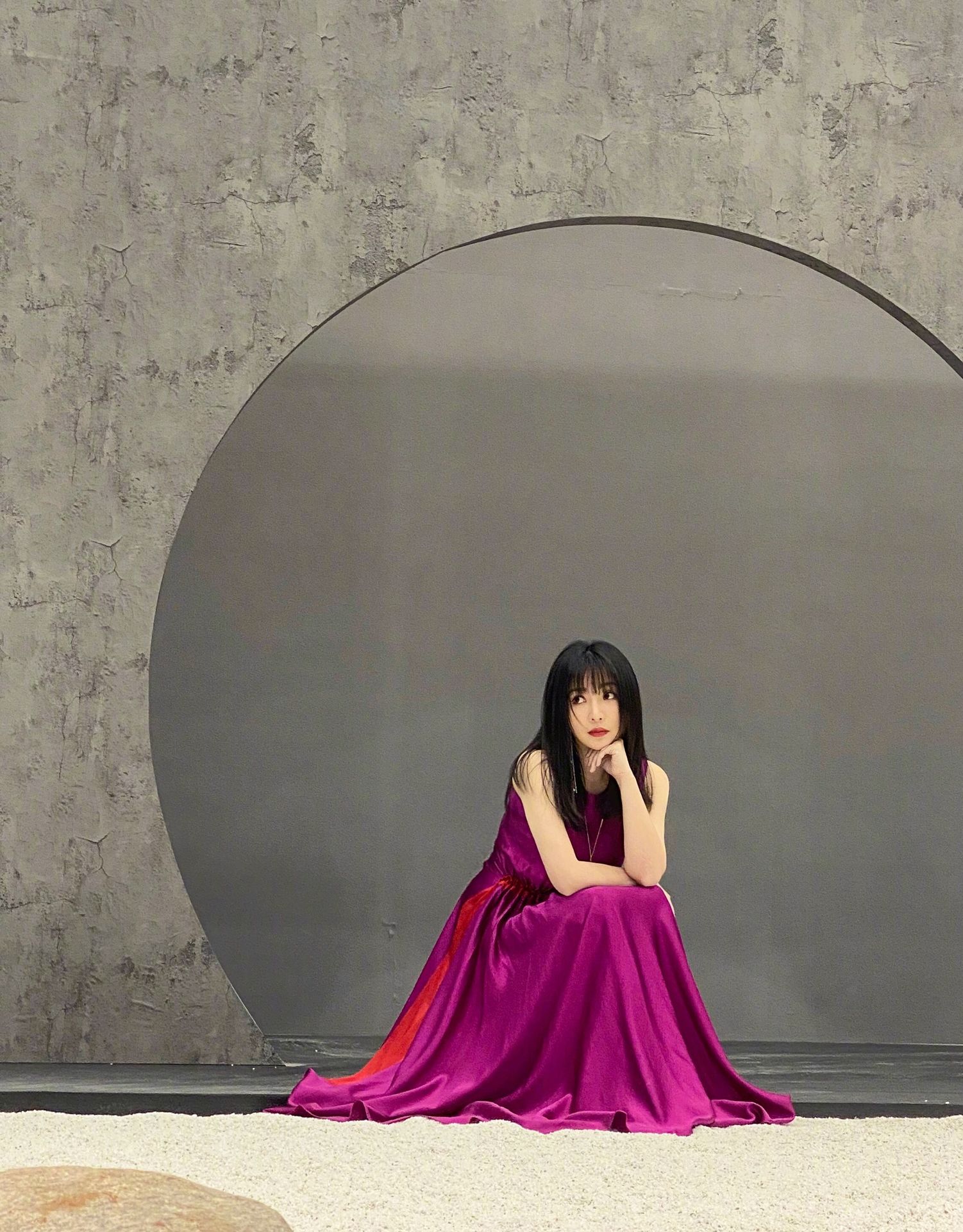 紫色学柳岩穿搭才有腔调,夏季穿出不同的感觉