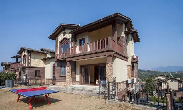 清远半山别墅绿意盎然,空气清爽