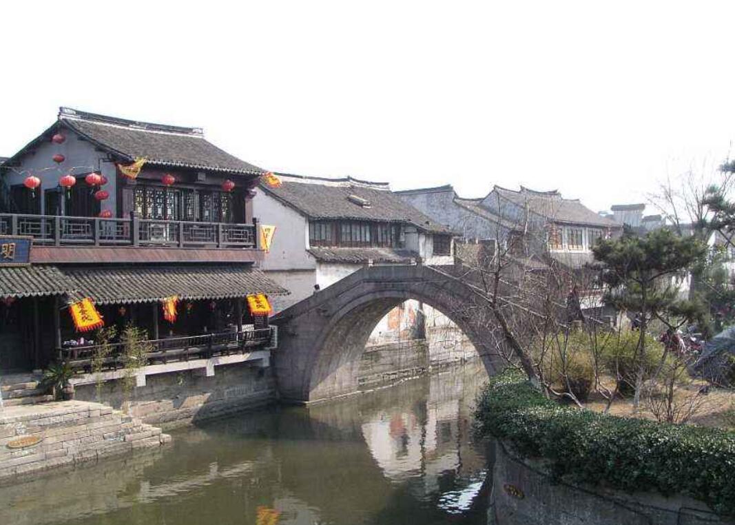 苏州光福古镇曾是苏绣的发源地之一,更是太湖山水的精华地区
