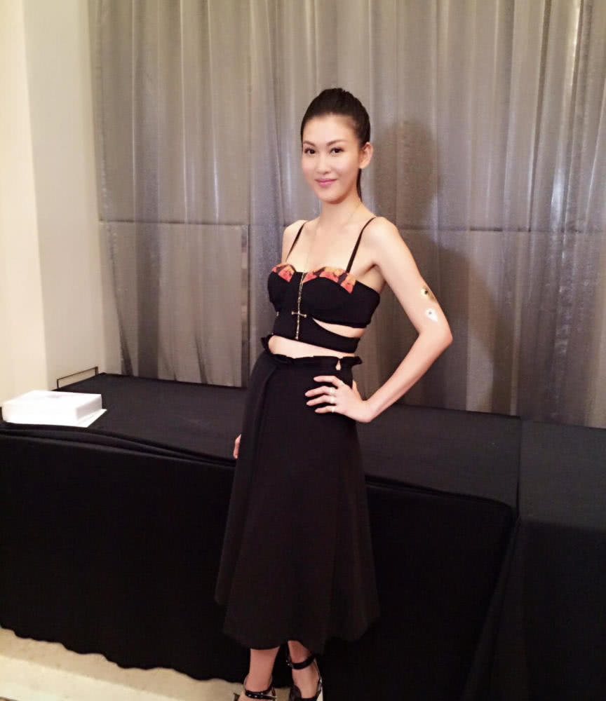 李彩桦穿衣品味个性别致,印花图案t恤搭配黑色紧身裤,洋气俏皮