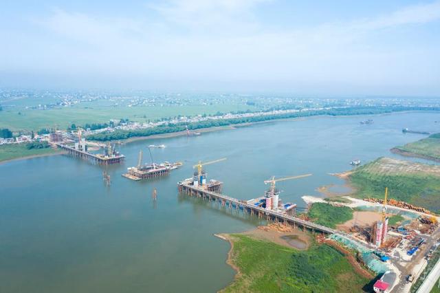 蛟龙出水湘阴白泥湖湘江特大桥7个主桥墩快速建成