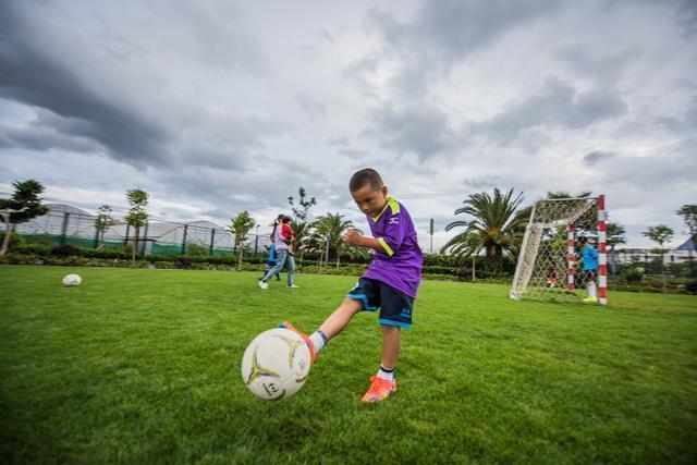 去踢球吧!让运动带给孩子无限的快乐时光