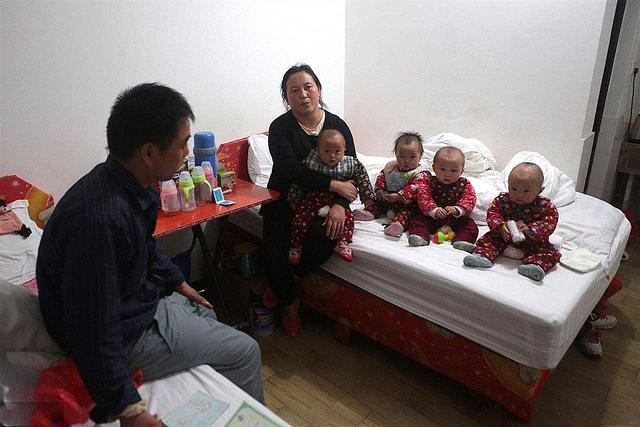 47亿分之1的概率,10分钟生下6胞胎,8年后他们生活变成了这样