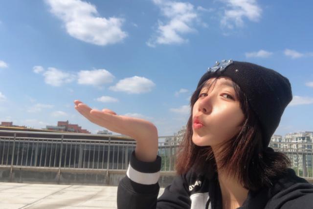 体操女神因黑丝袜照片走红退役当网红曾与宁泽涛传绯闻